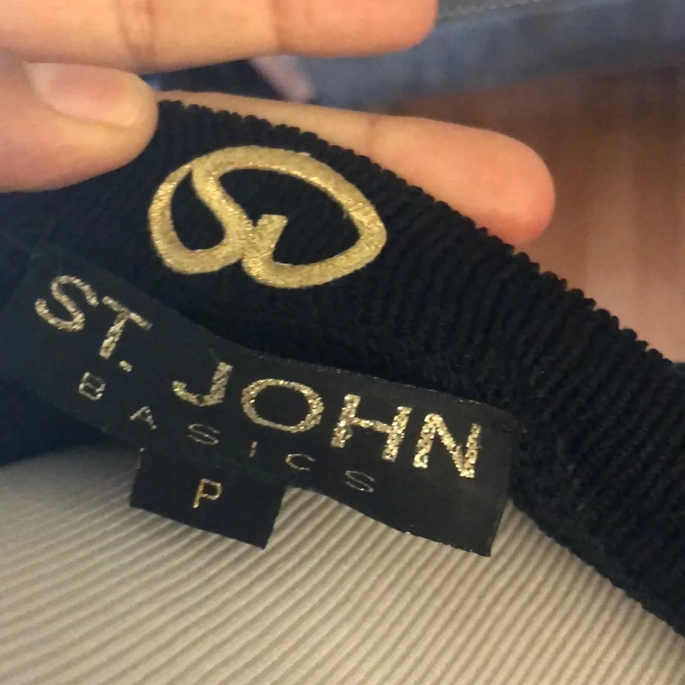 Beautiful St. John button down sweater.​